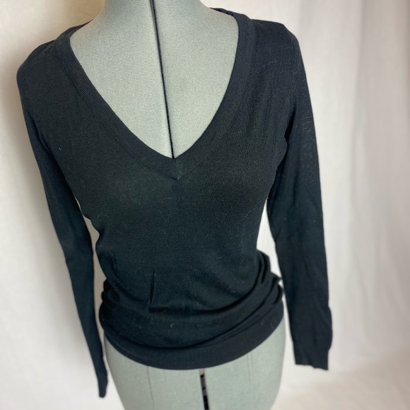 Gap V-neck light weight long sleeved black sweater - Picture 1 of 10